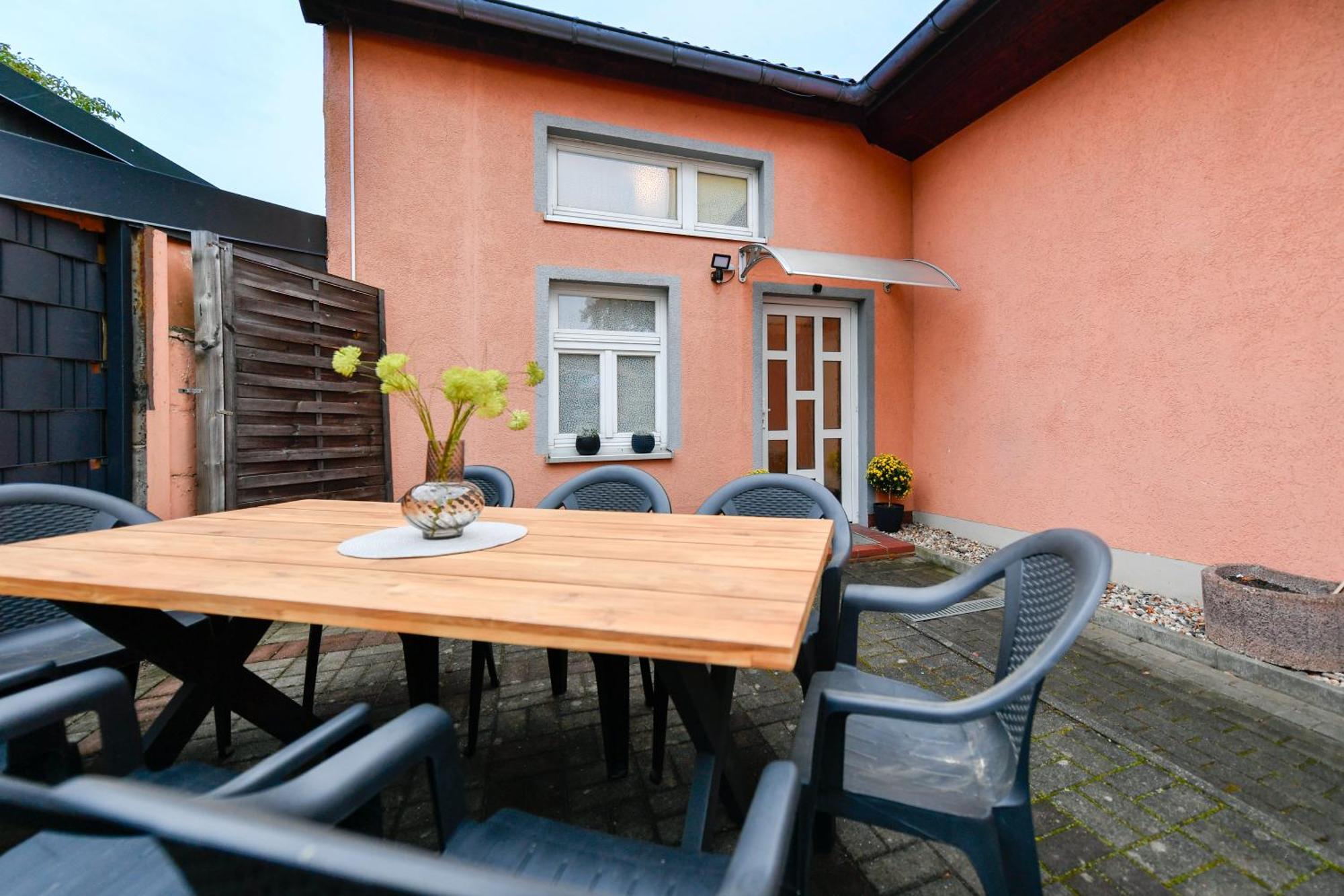Grosses Spree Apartment, 3 Schlafzimmer Bis 10 Personen, 4X Kfz Parkplatz, Terrasse, Waschtrockner, Wlan, Netflix Cottbus Luaran gambar